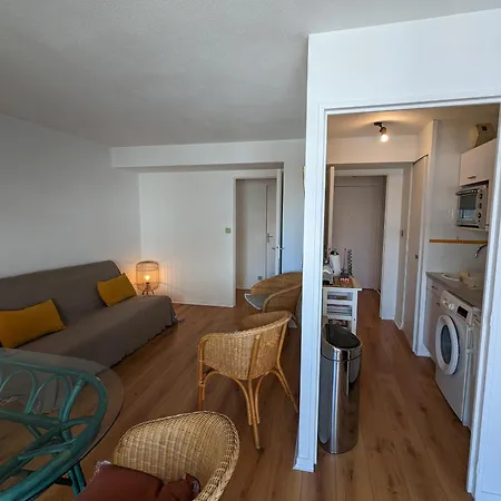 Centre: Beau T2 53m² Avec Terrasse, Parking, Ascenseur, Proche Et Commerces - Fr-1-420-93 Apartament