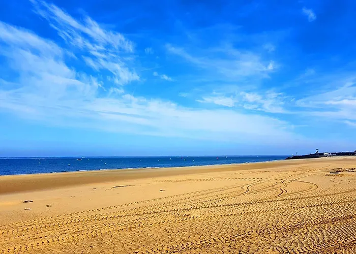 Centre: Beau T2 53m² Avec Terrasse, Parking, Ascenseur, Proche Et Commerces - Fr-1-420-93 آركاشو